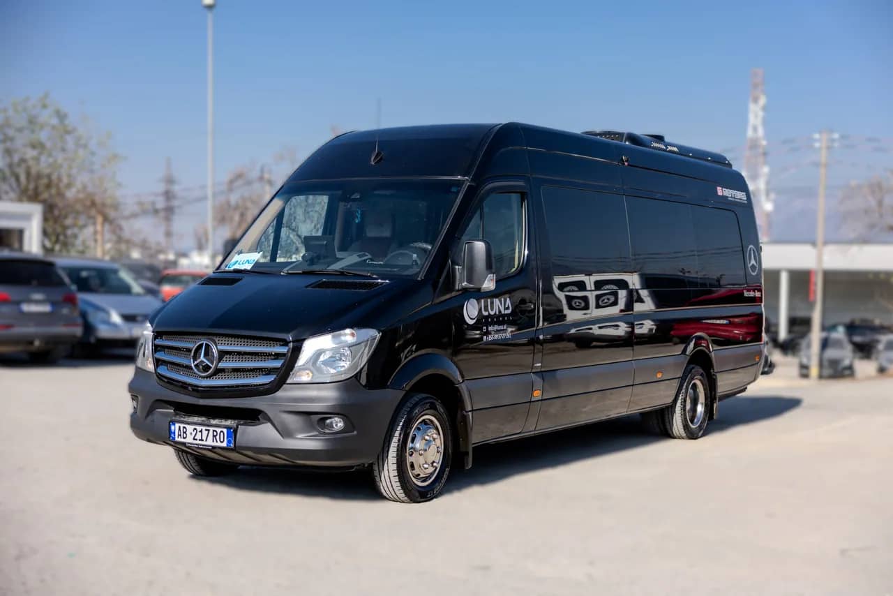 Mercedes Sprinter i zi i Luna Travel për transferta private