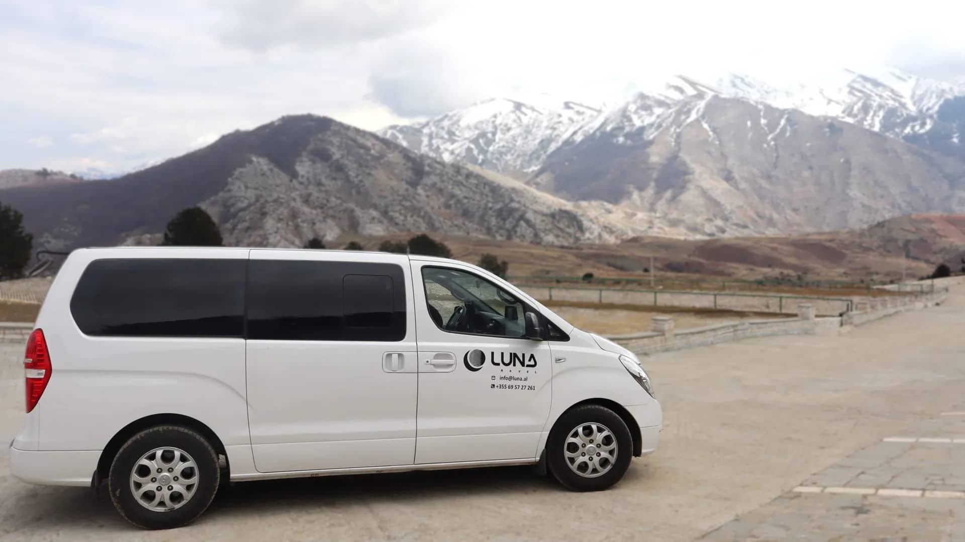 Mjet i Luna Travel përballë Alpeve Shqiptare