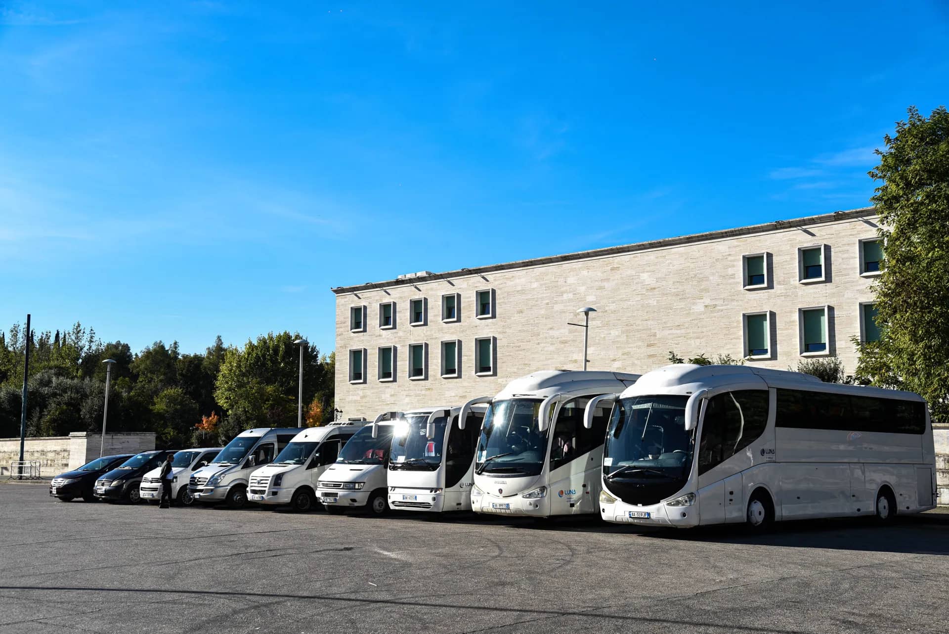 Flota e autobusëve dhe furgonëve të Luna Travel e rreshtuar